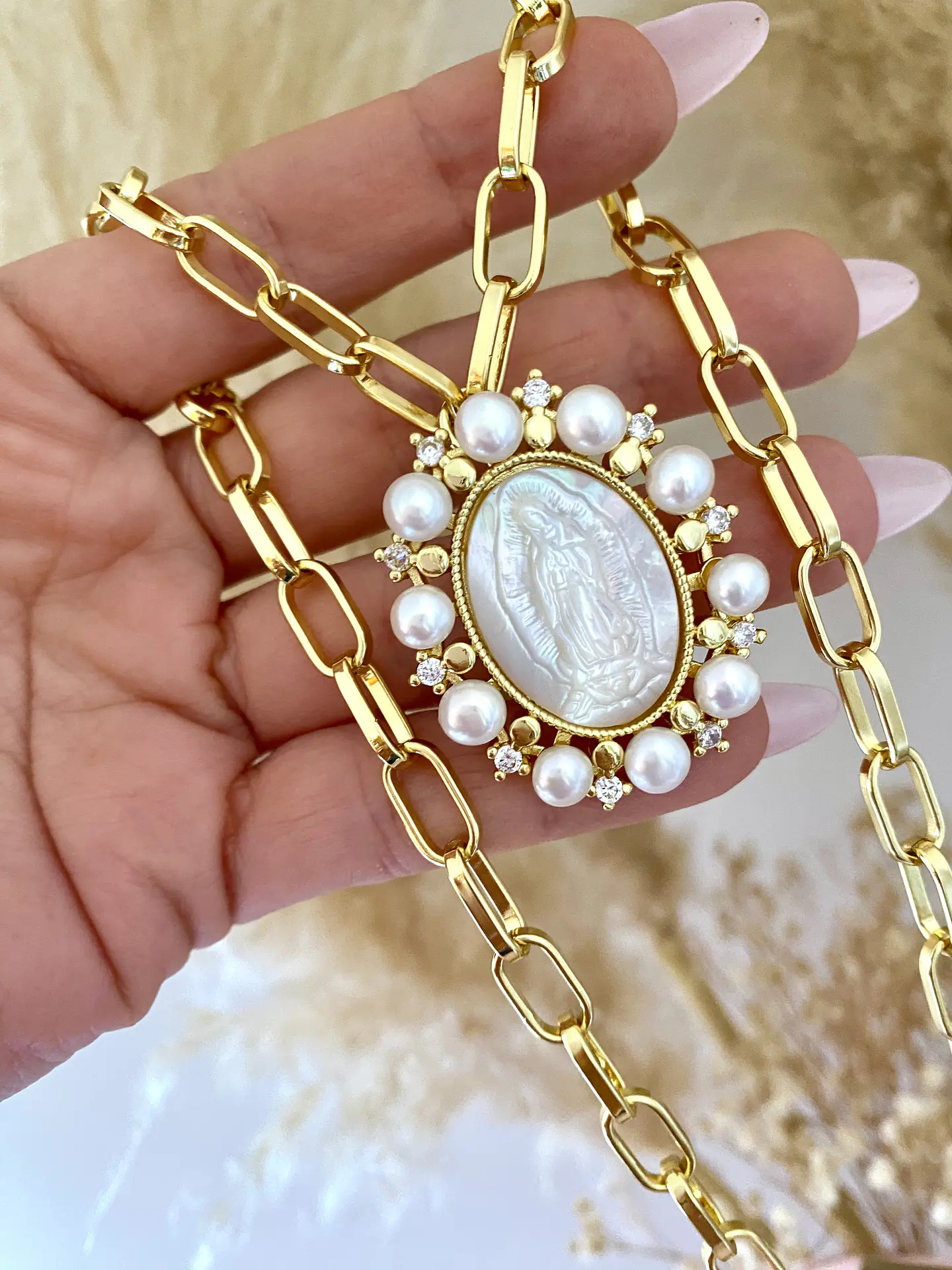 Collar Medallón Virgen Nácar Perlas y Circones gold  1