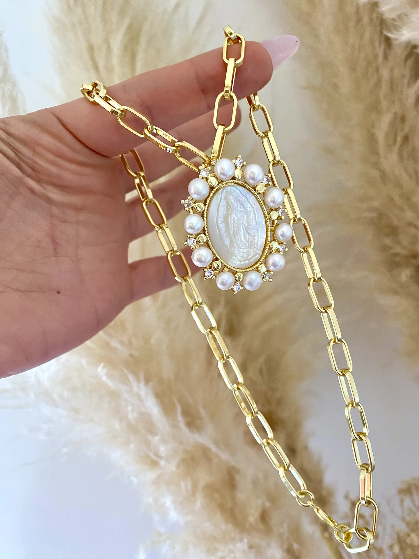 Collar Medallón Virgen Nácar Perlas y Circones gold  4