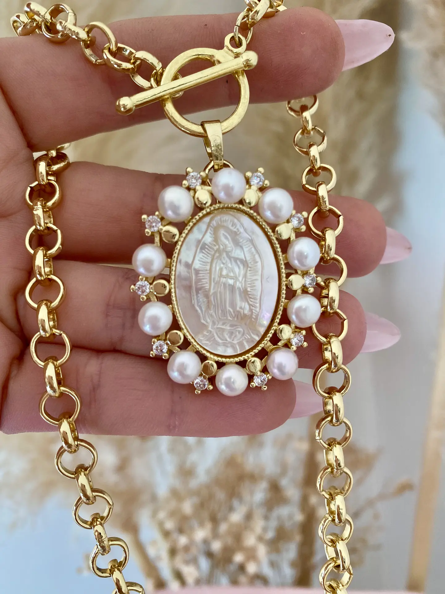 Collar Medallón Virgen Nácar Perlas y Circones gold 1