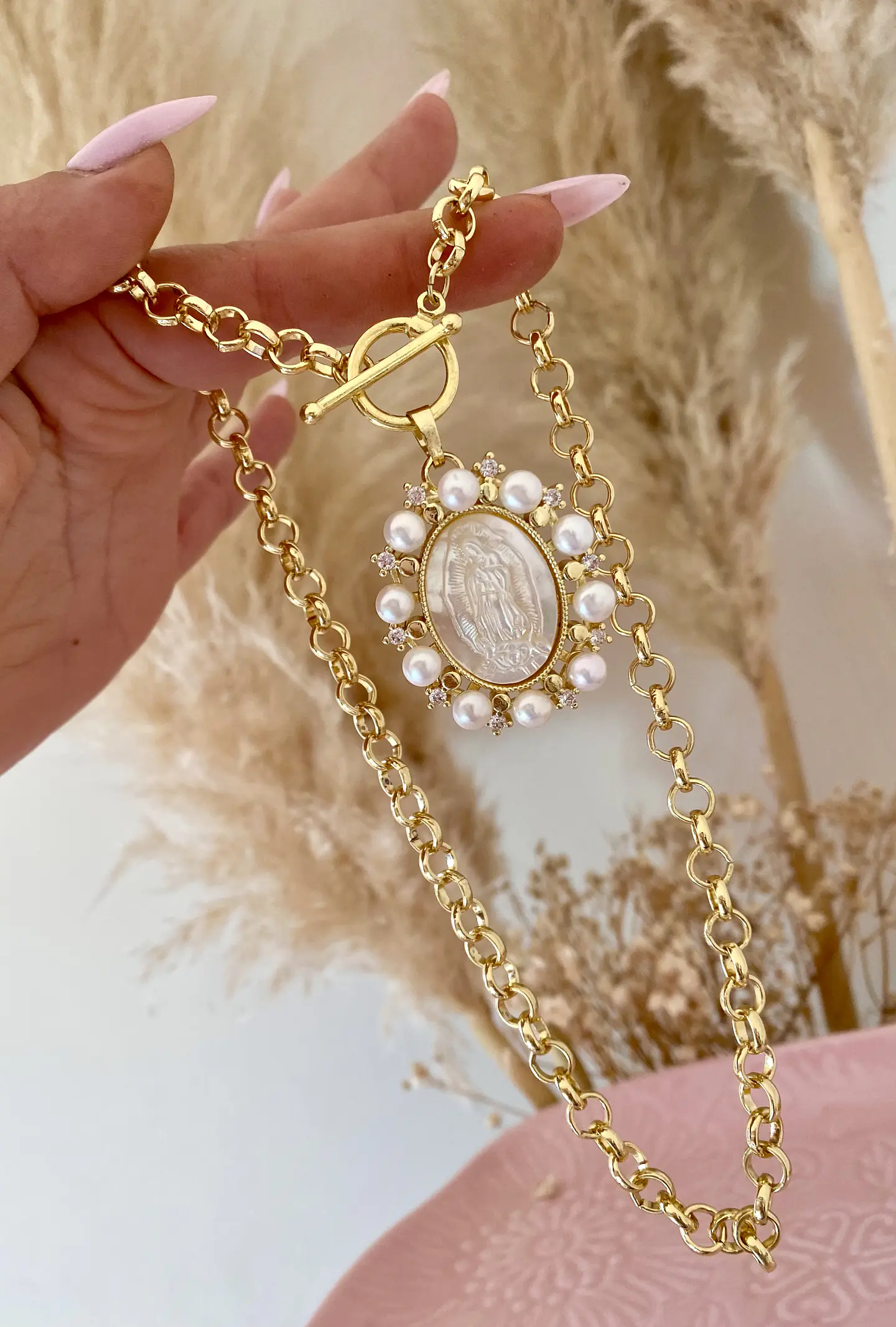 Collar Medallón Virgen Nácar Perlas y Circones gold 2