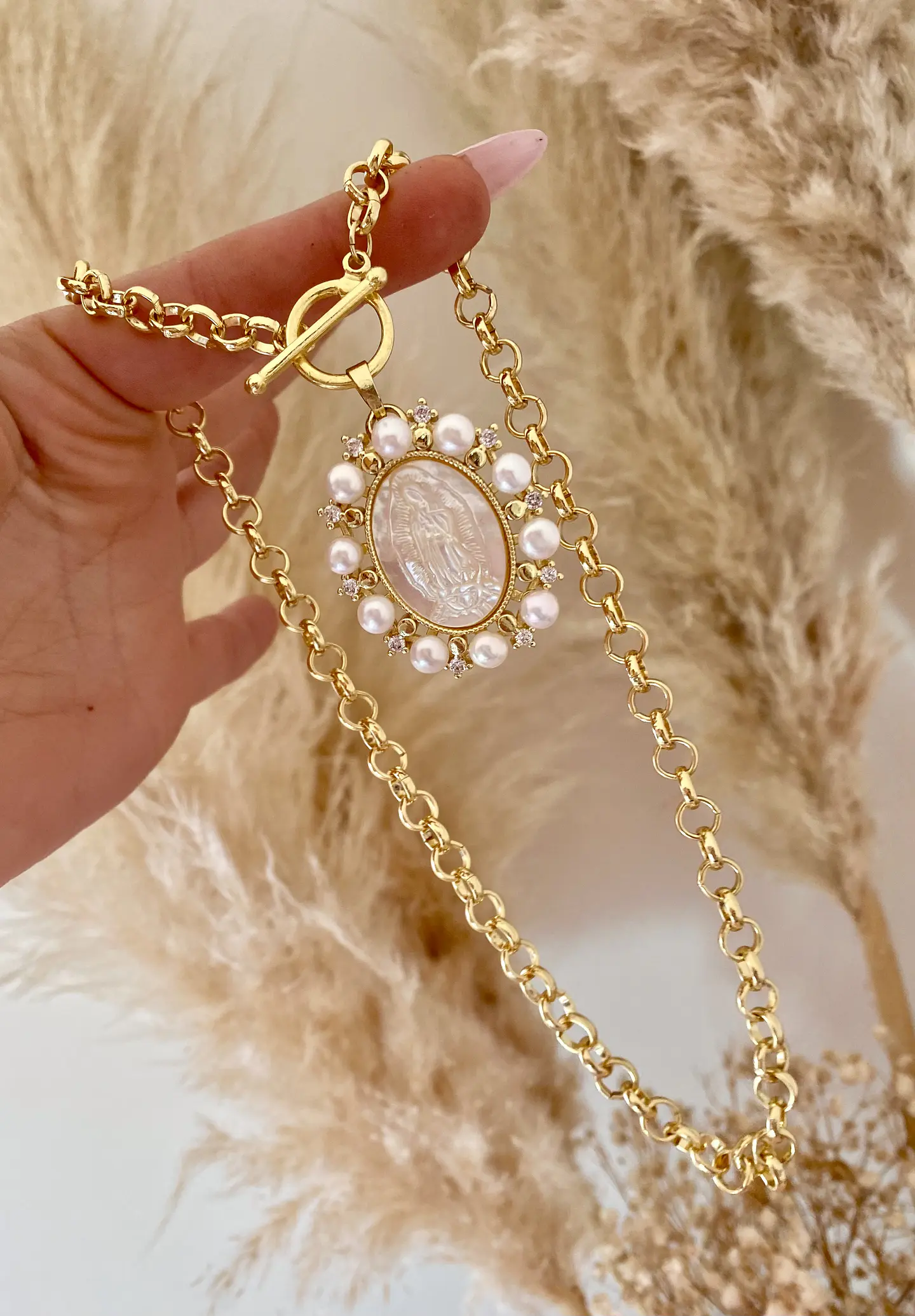 Collar Medallón Virgen Nácar Perlas y Circones gold 4