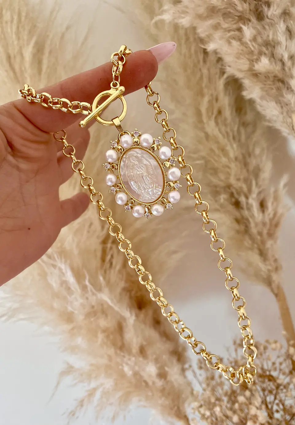 Collar Medallón Virgen Nácar Perlas y Circones gold 4