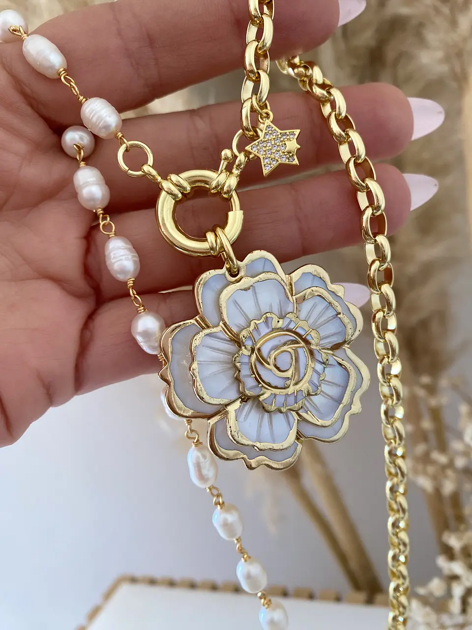 Collar maxi Camelia Nácar  Perlas de río Gold 1