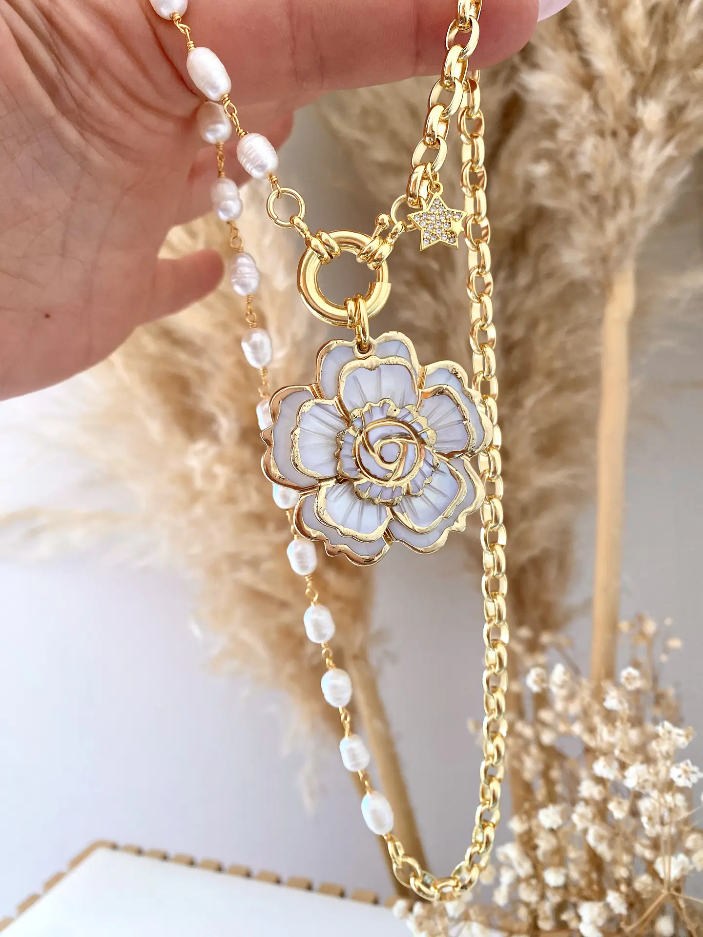 Collar maxi Camelia Nácar  Perlas de río Gold 2