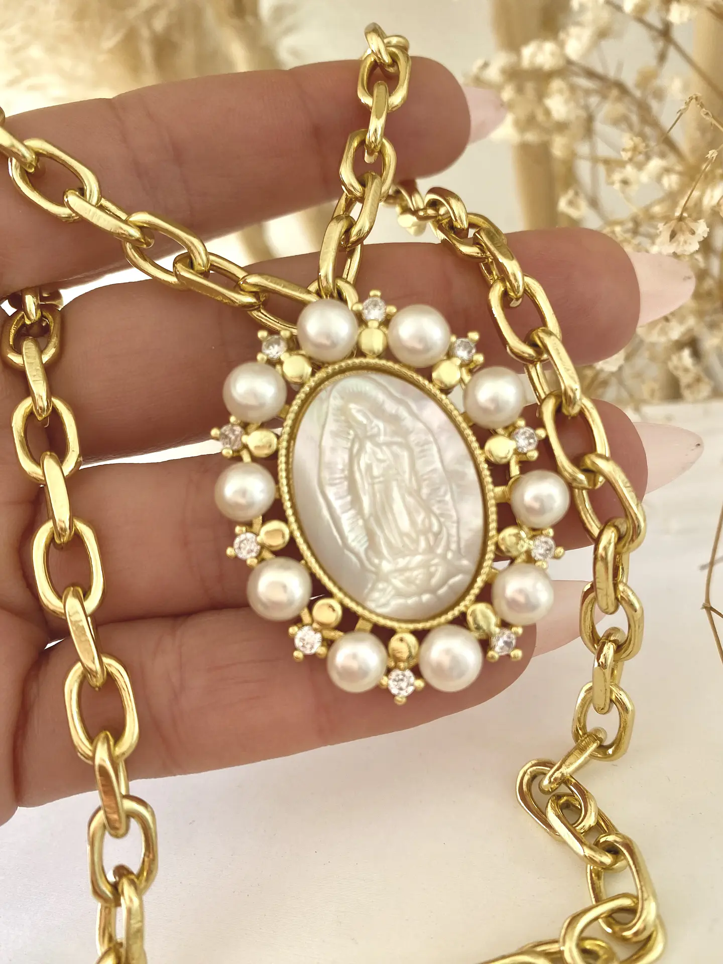 Collar Medallón Virgen Nácar Perlas y Circones gold  1