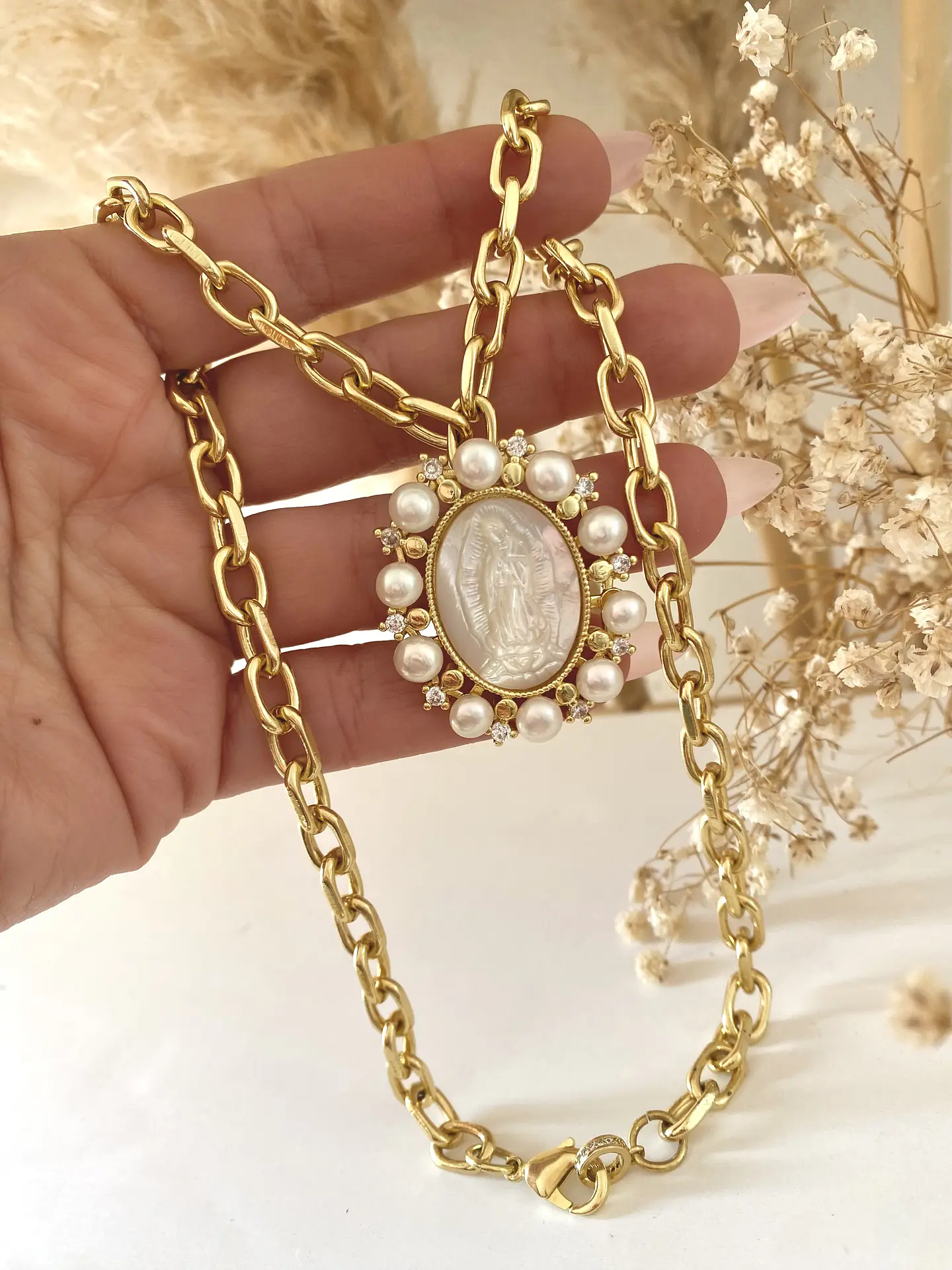 Collar Medallón Virgen Nácar Perlas y Circones gold  2