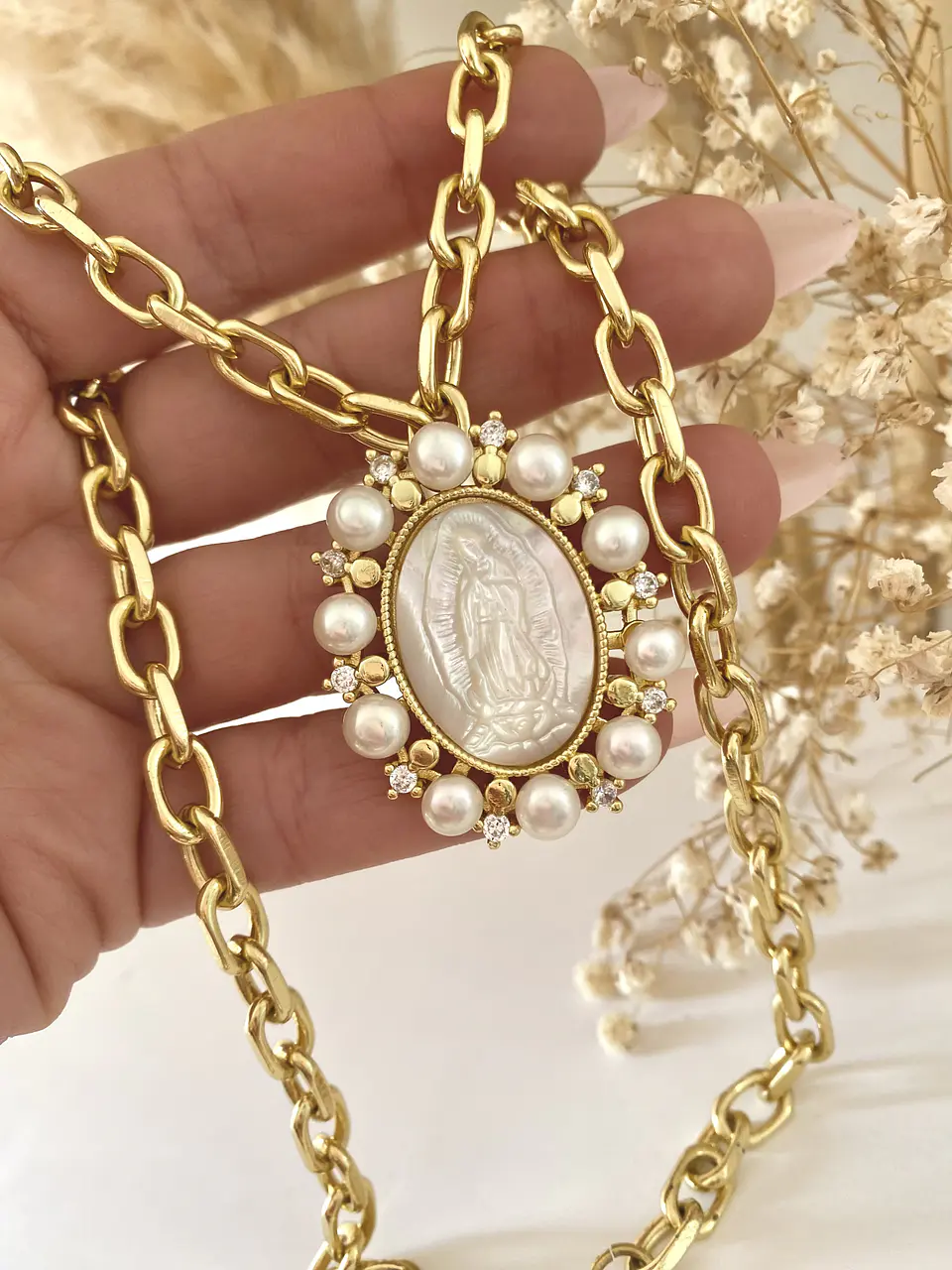 Collar Medallón Virgen Nácar Perlas y Circones gold  3