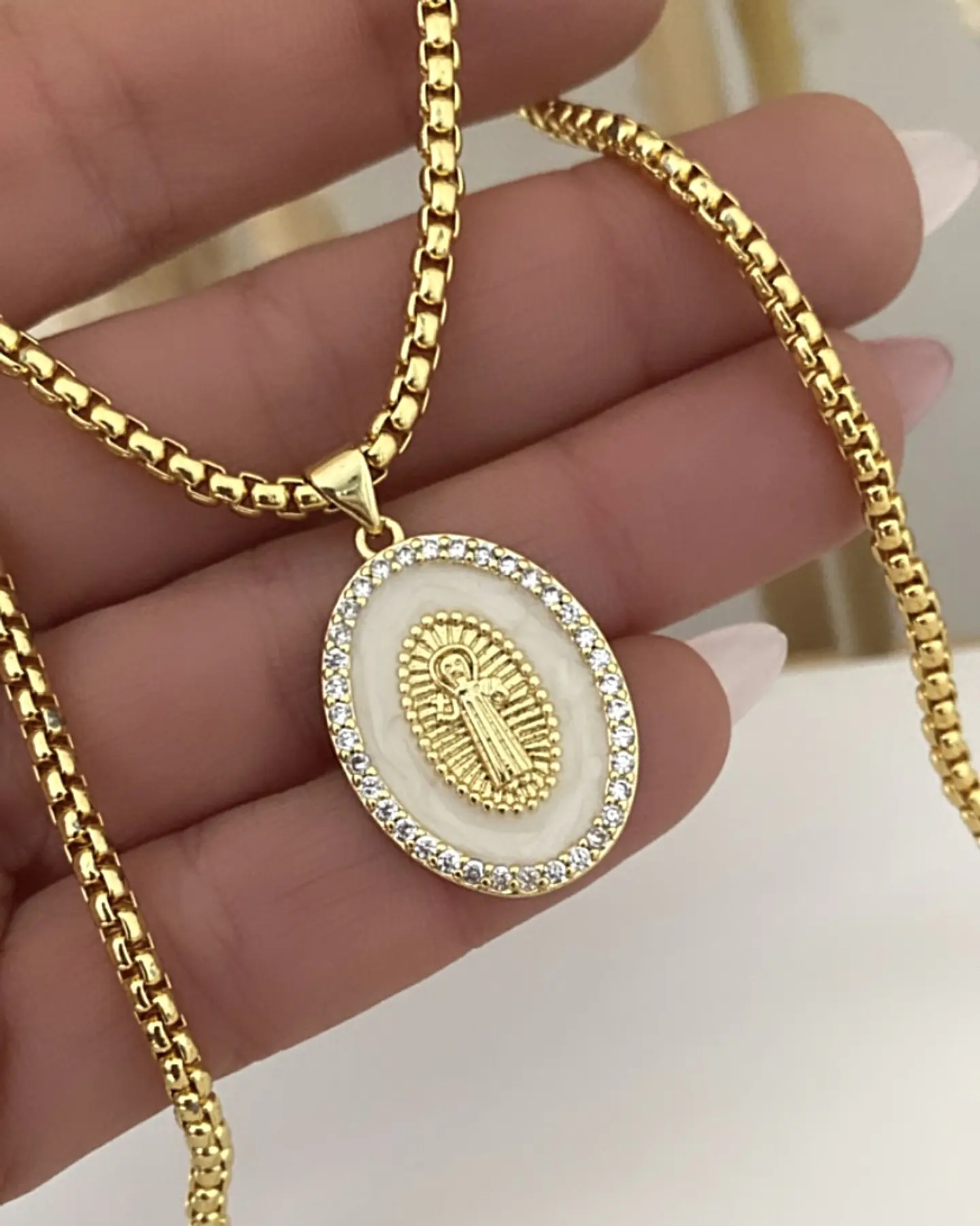 Collar Medalla Nácar Jesús Gold 3