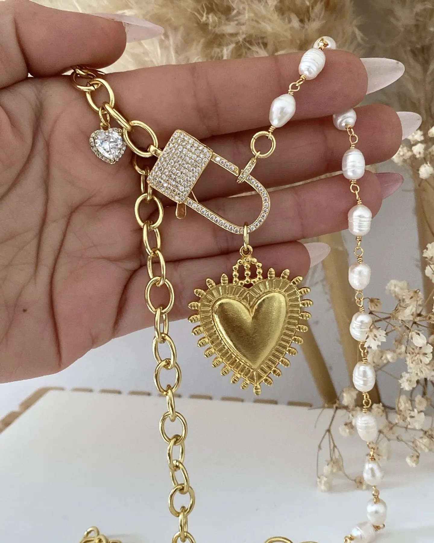 Collar XL corazón Sagrado y Perlas de rio 3
