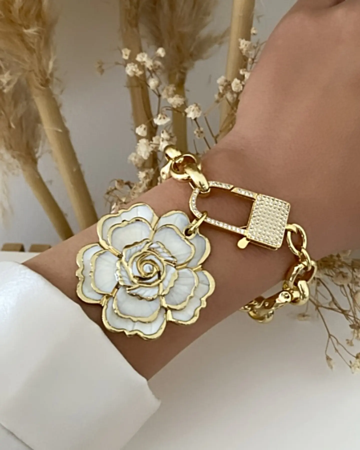 Maxi Pulsera Camelia Nácar broche Candado  3