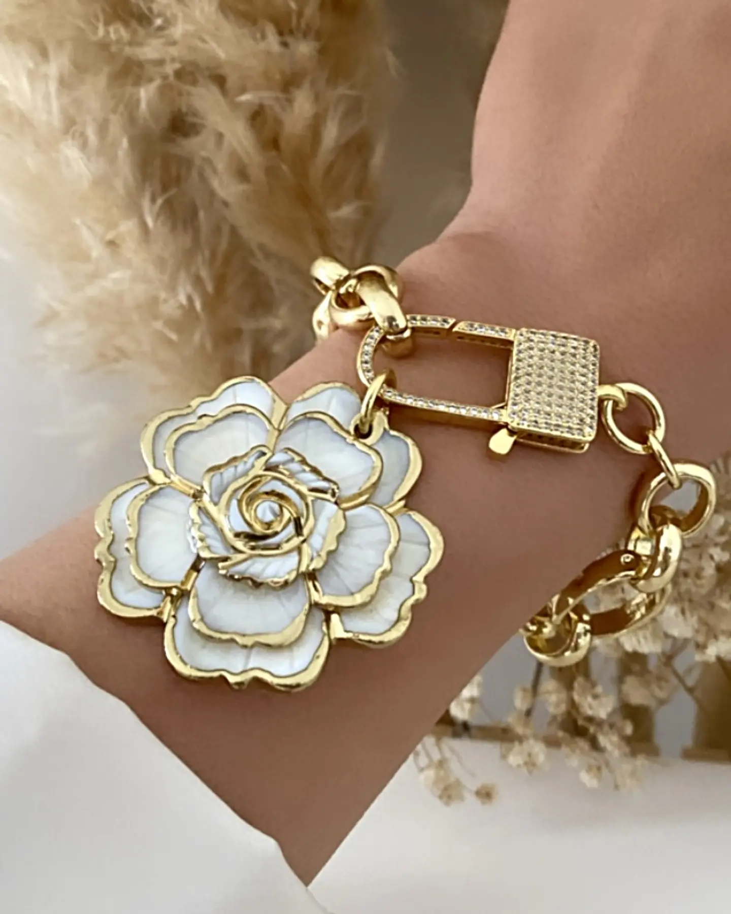 Maxi Pulsera Camelia Nácar broche Candado  1