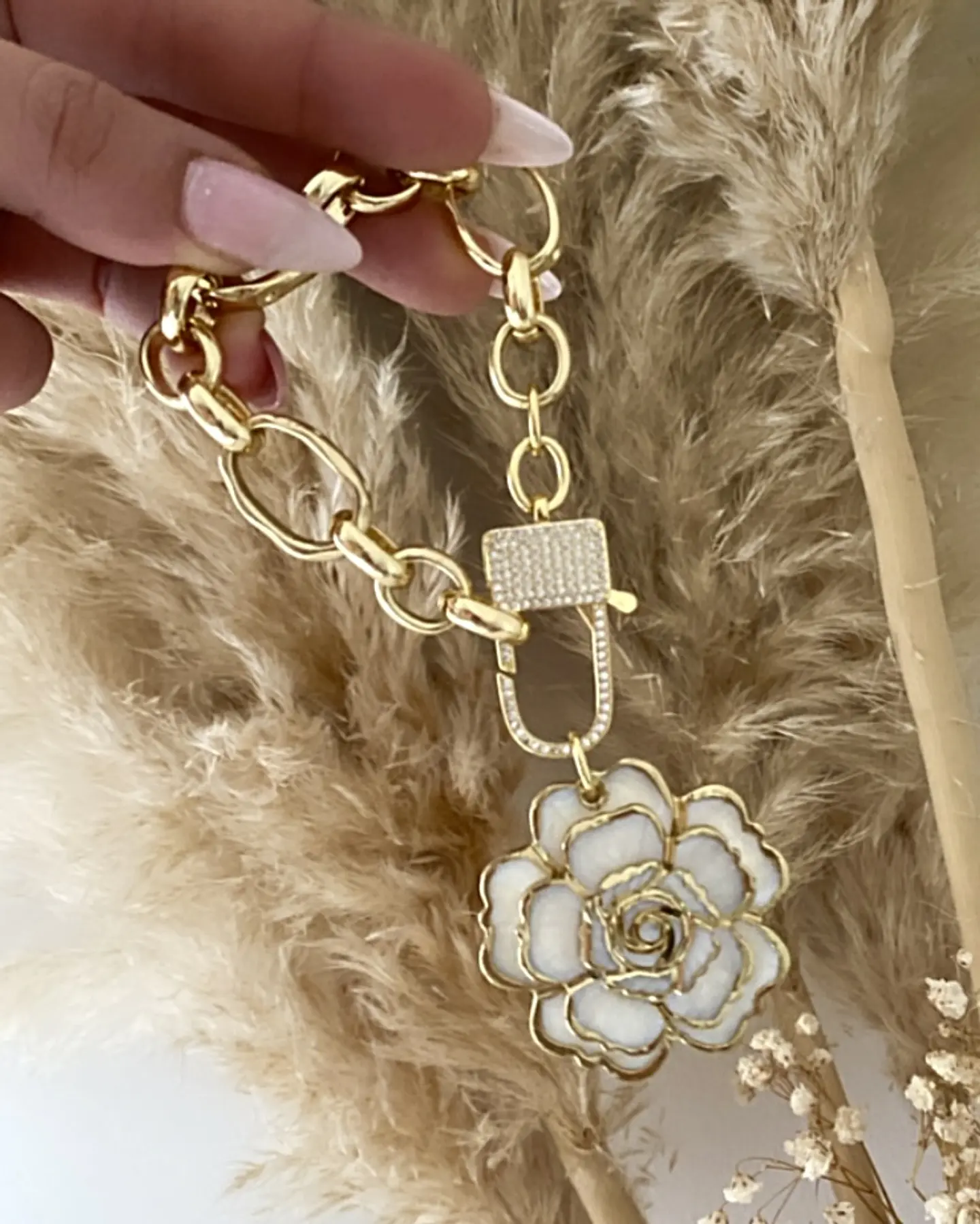 Maxi Pulsera Camelia Nácar broche Candado  4