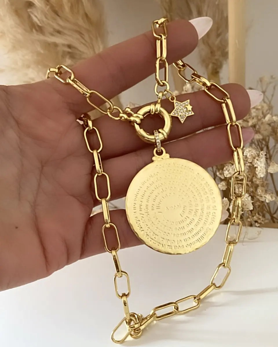 Collar Medallón Padre Nuestro Punto luz Gold 1