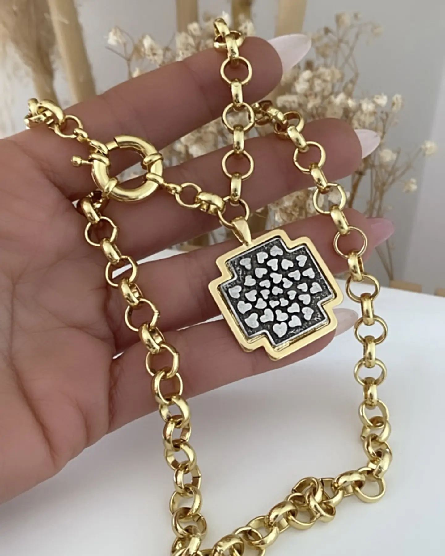 Collar Cruz Cuadrada Corazones Gold y silver  2