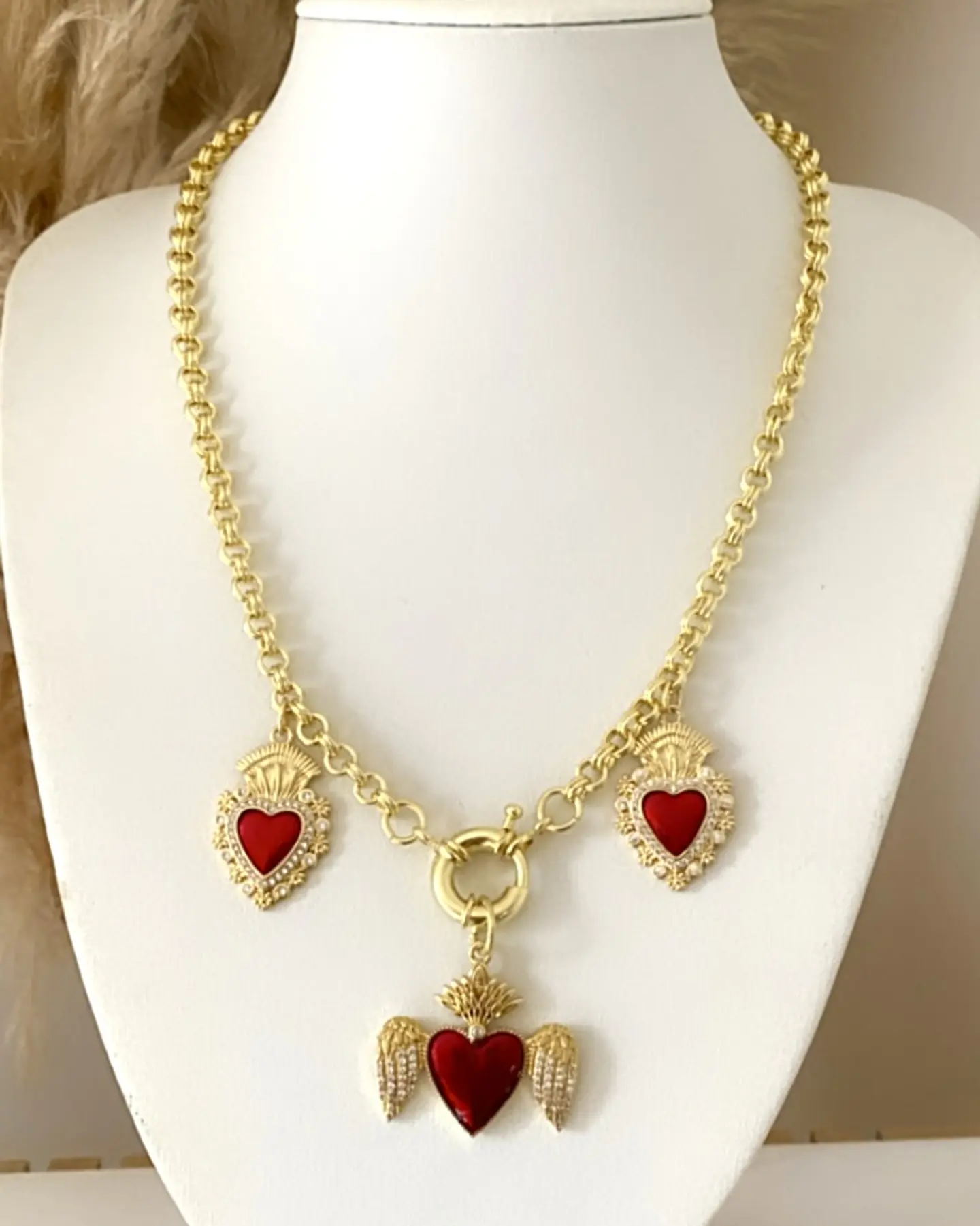 Collar Trio Corazones Sagrados  ﻿Rojos Circones 2