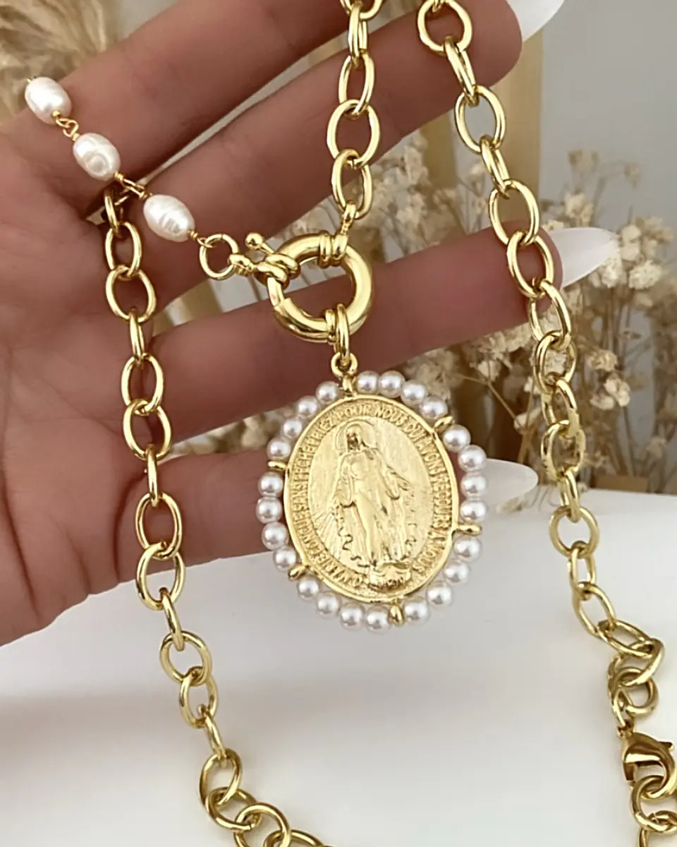 Collar Maxi Medalla Virgen de los Rayos Perlas Gold 1