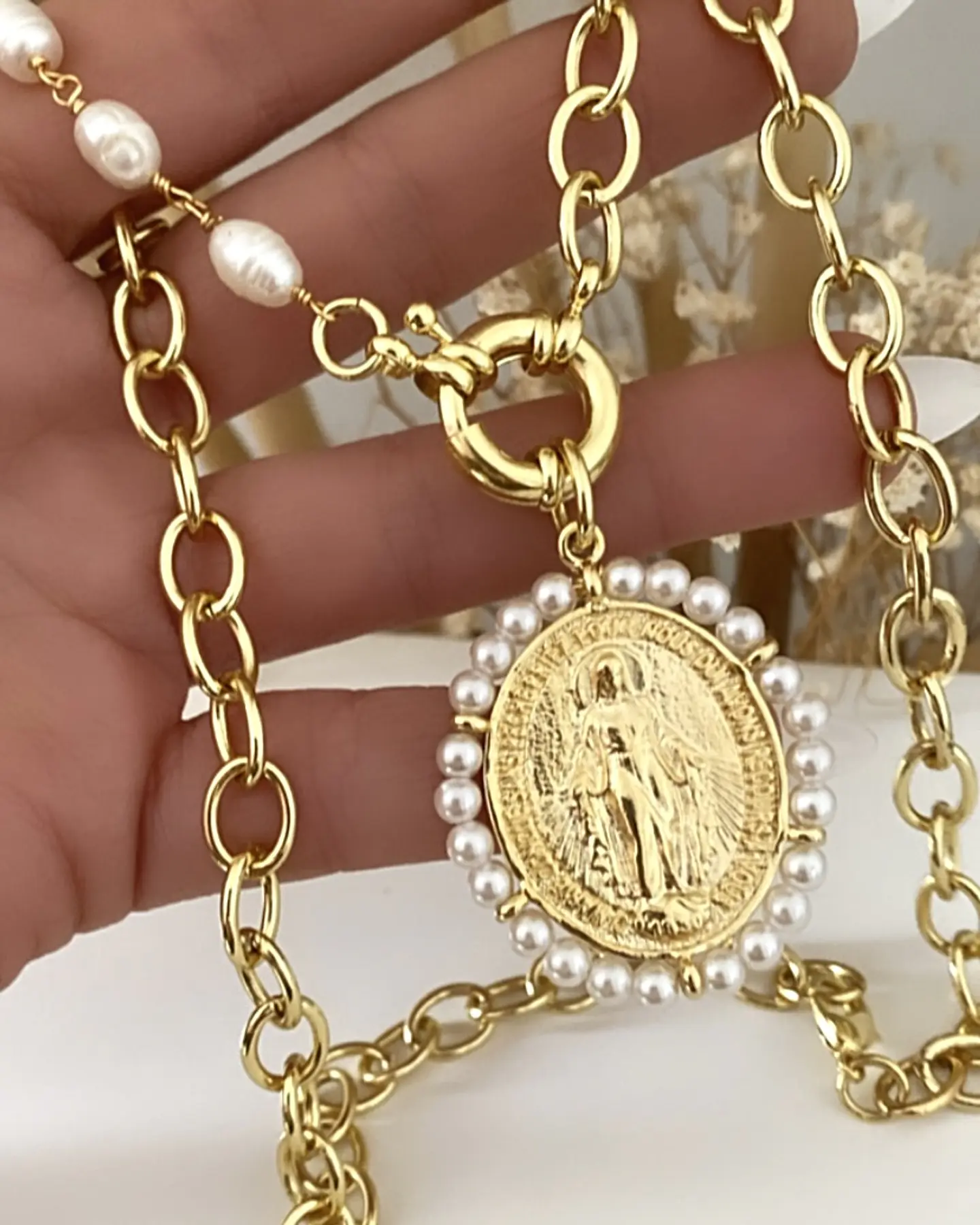 Collar Maxi Medalla Virgen de los Rayos Perlas Gold 3