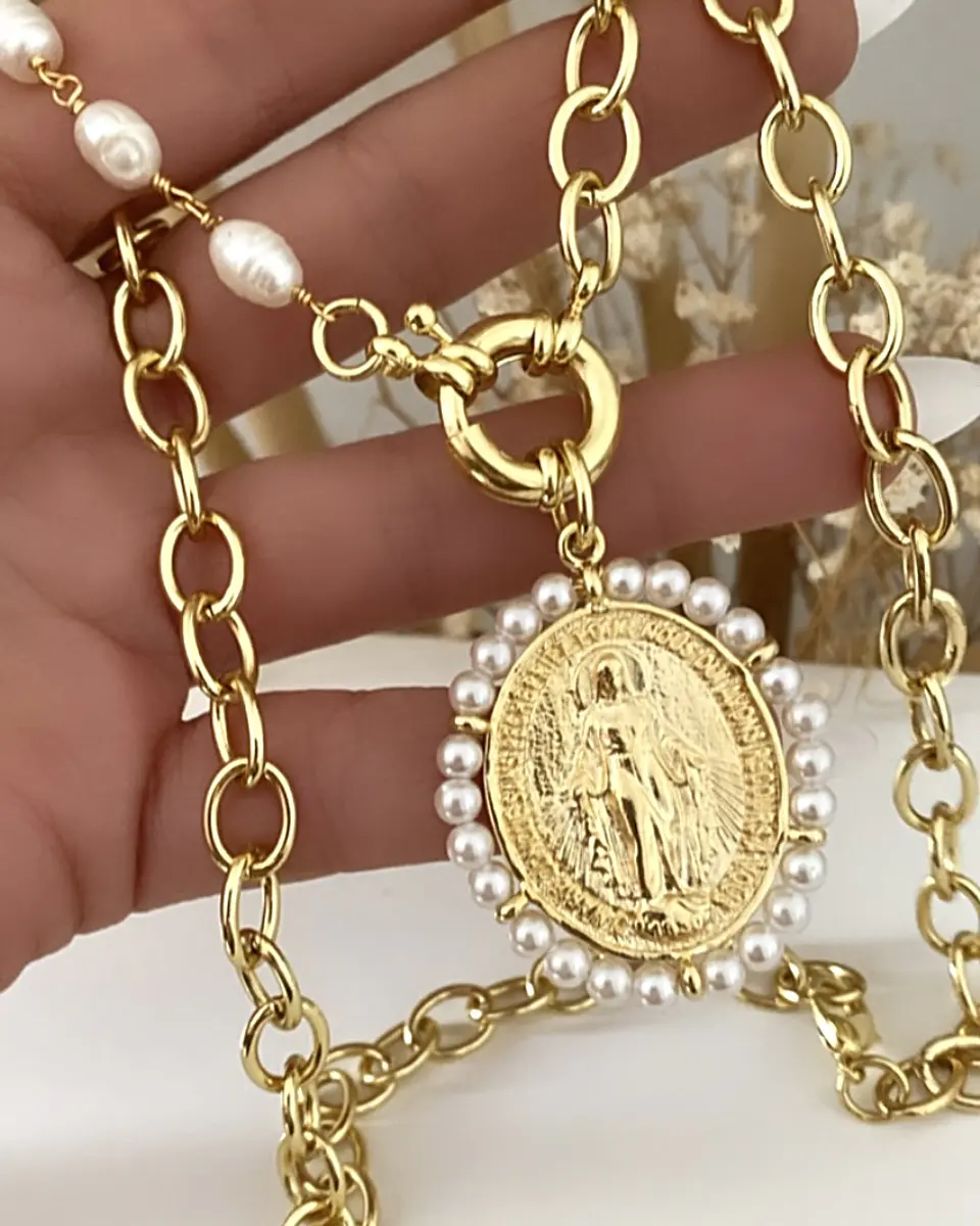 Collar Maxi Medalla Virgen de los Rayos Perlas Gold 3