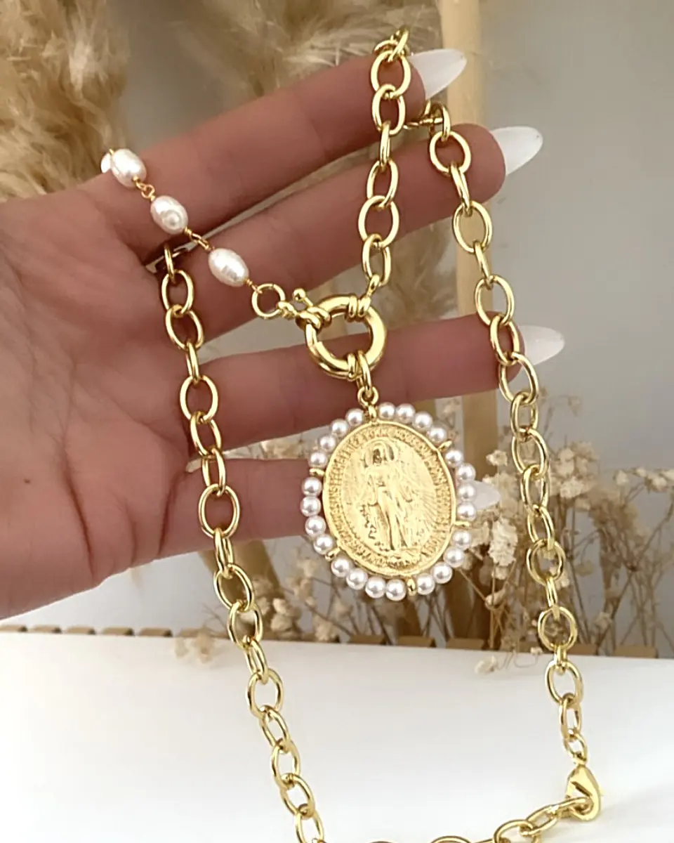 Collar Maxi Medalla Virgen de los Rayos Perlas Gold 4