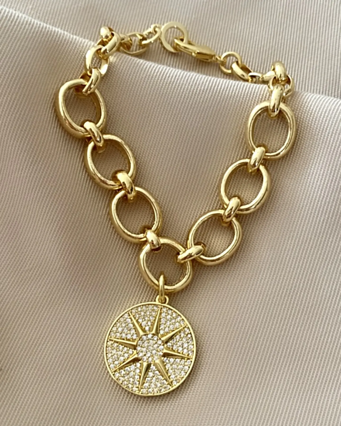 Pulsera con dije Medalla Sol Circones   3