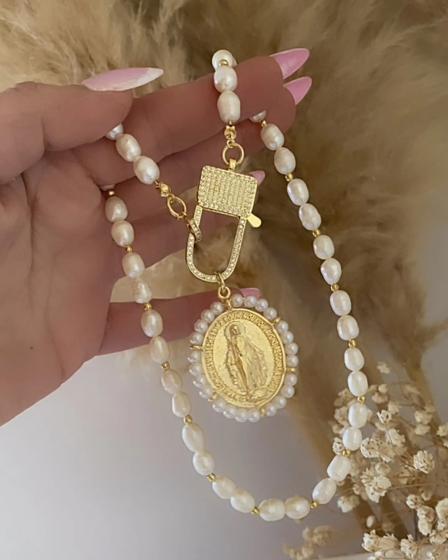 Collar Medallón Virgen Perlas y balines gold  2