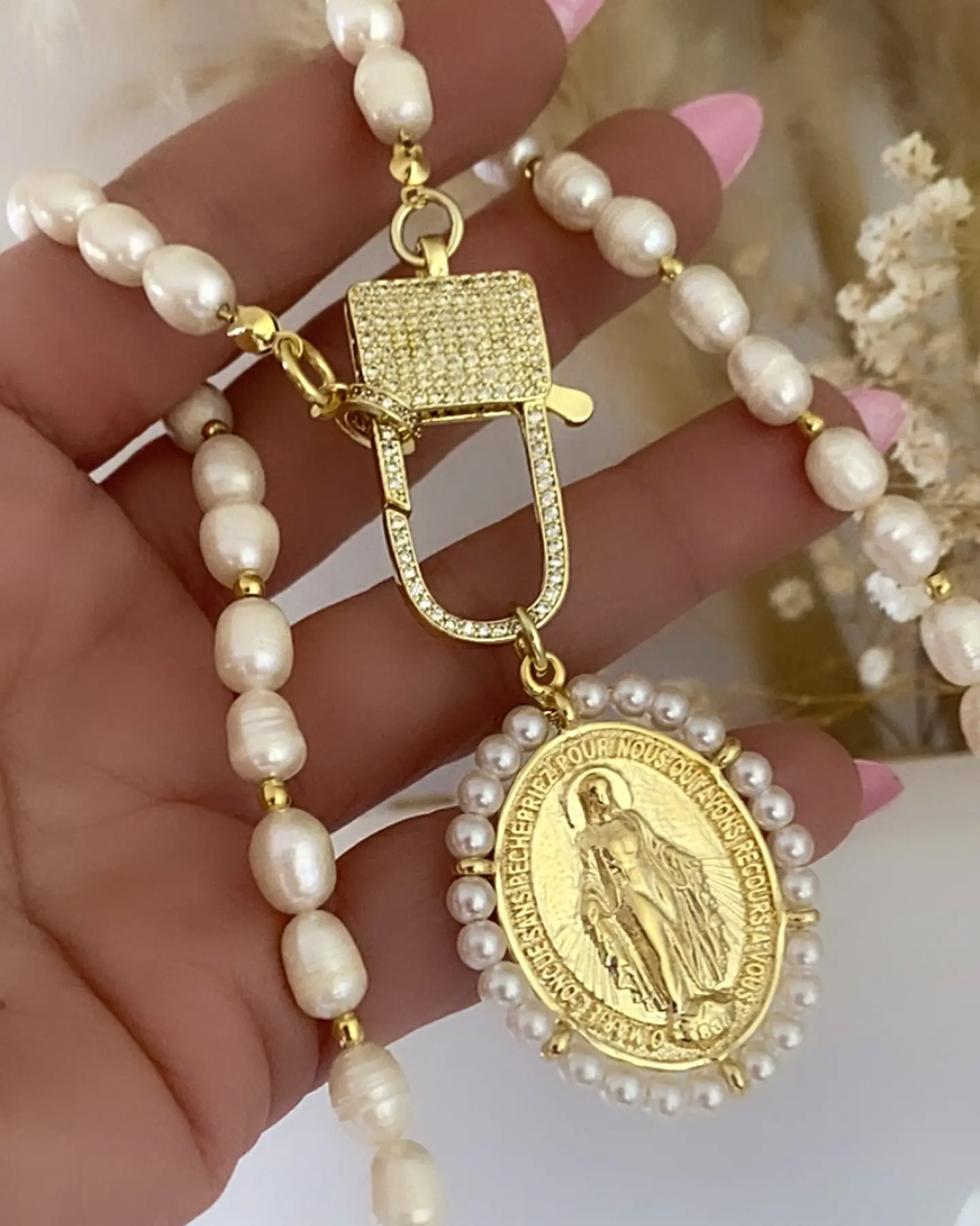 Collar Medallón Virgen Perlas y balines gold  3