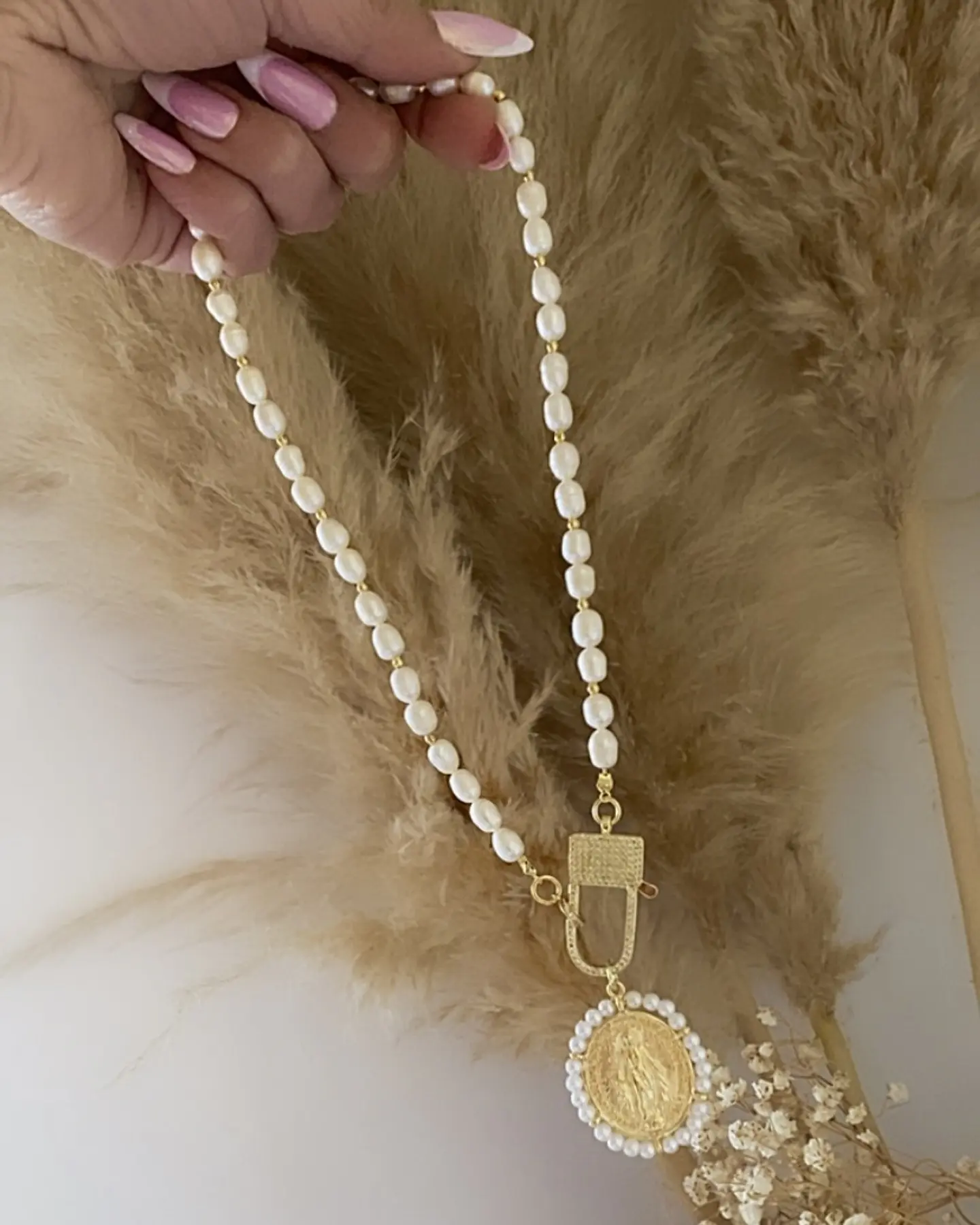 Collar Medallón Virgen Perlas y balines gold  4