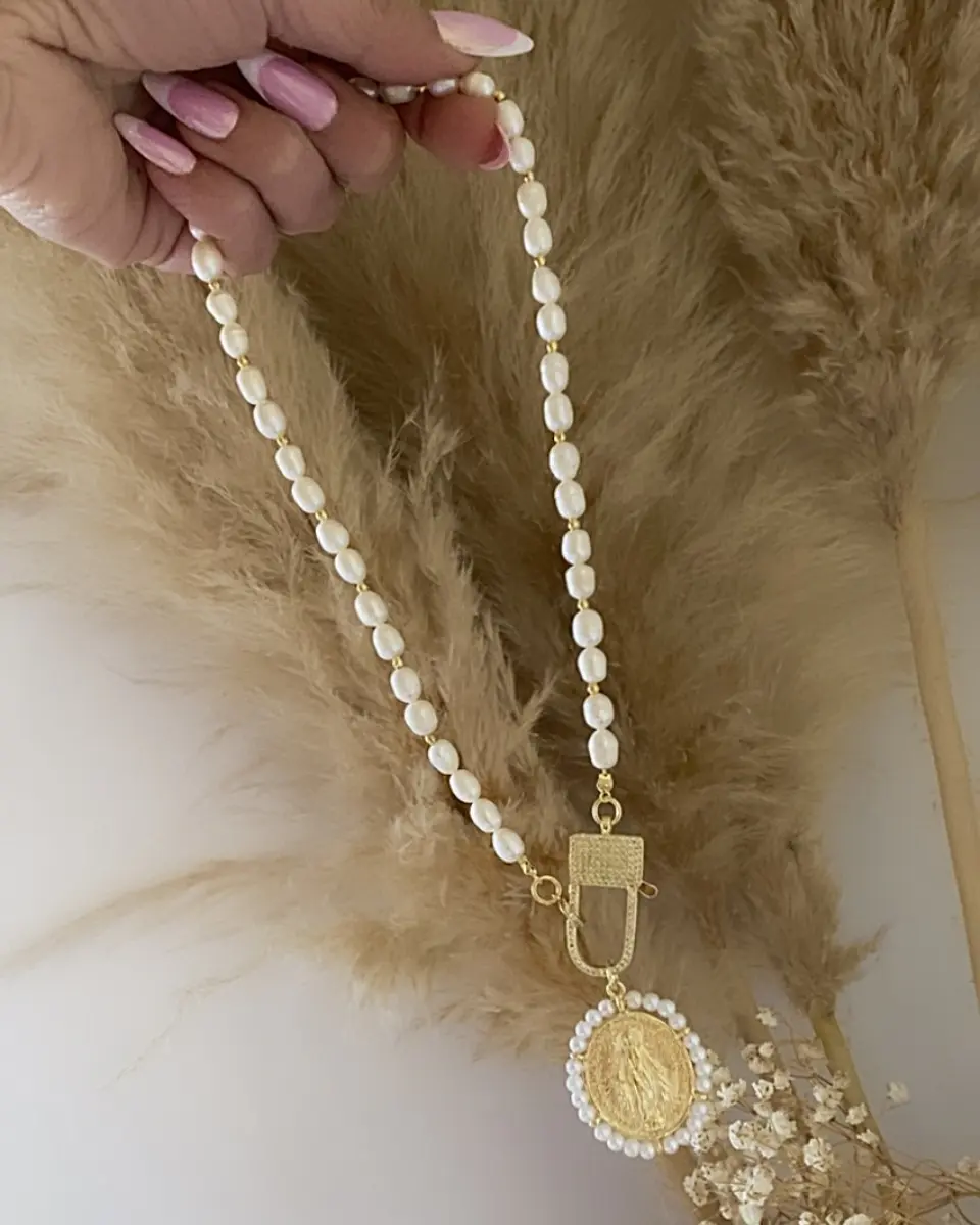 Collar Medallón Virgen Perlas y balines gold  4