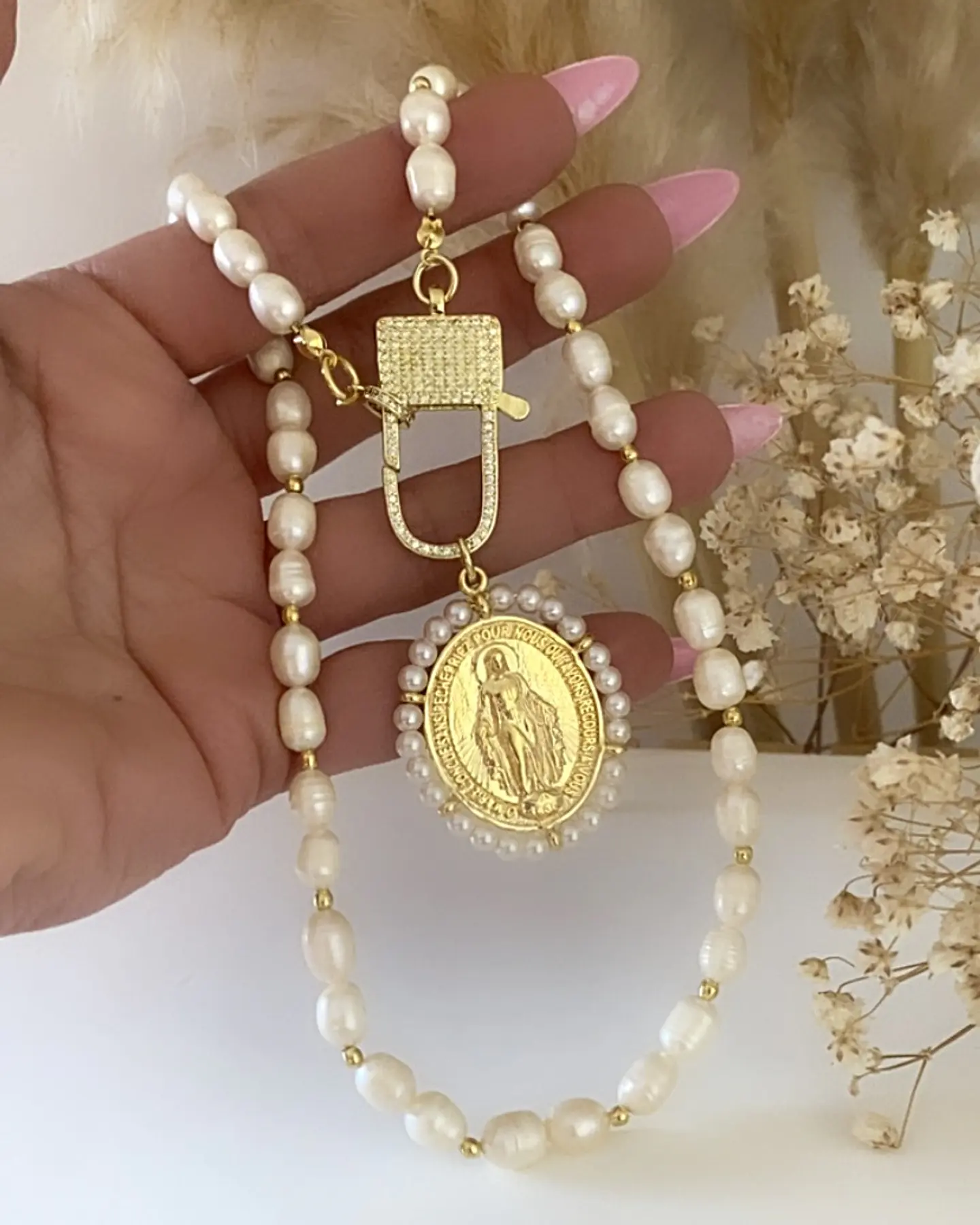 Collar Medallón Virgen Perlas y balines gold  5
