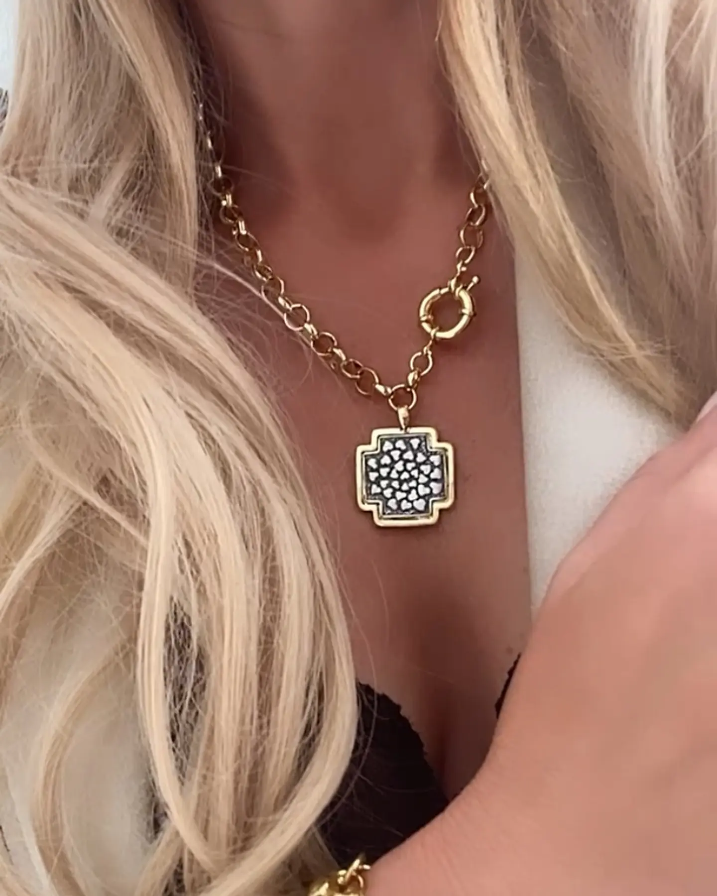 Collar Cruz Cuadrada Corazones Gold y silver  1