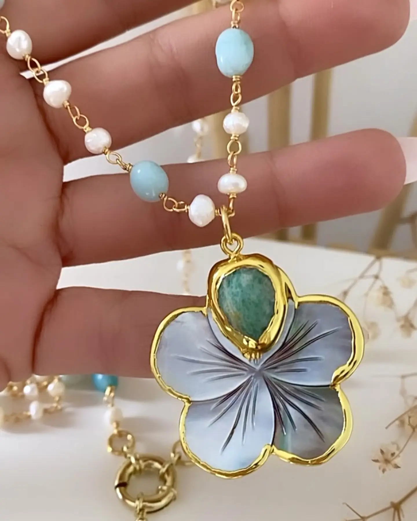 Collar XL Flor Nácar Piedras Amazonitas y Perlas gold 4