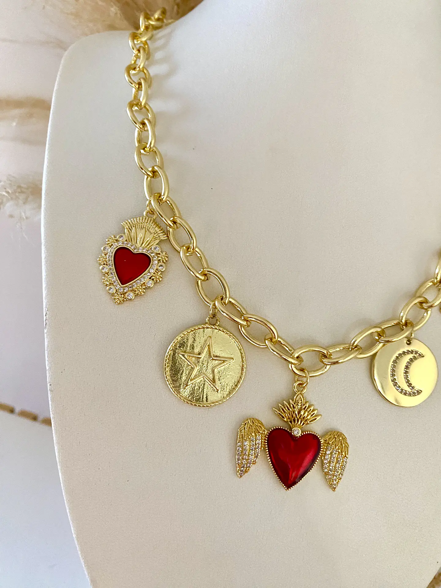 Collar Mix Corazones Sagrados y medallas gold 5