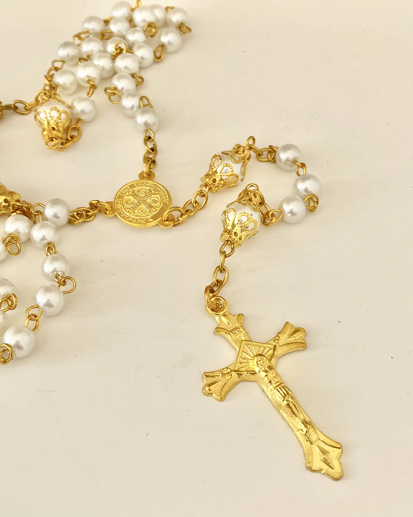 Collar Rosario Perlas Cruz y San Benito Gold 2