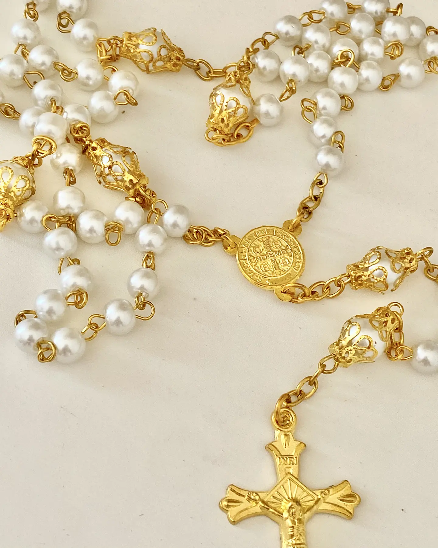 Collar Rosario Perlas Cruz y San Benito Gold 5