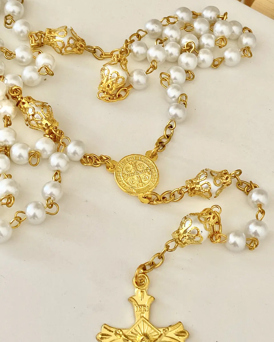 Collar Rosario Perlas Cruz y San Benito Gold 3