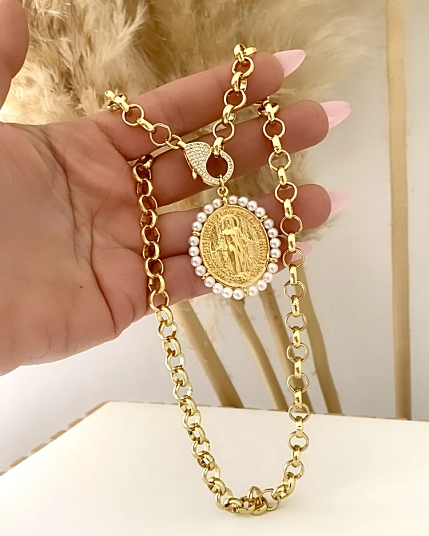 Collar Medallón Virgen Perlas Broche Luxury Circones 2