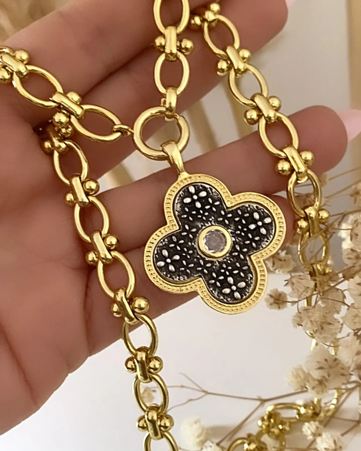Collar Flor Repujada Bicolor con Circon Gold 3