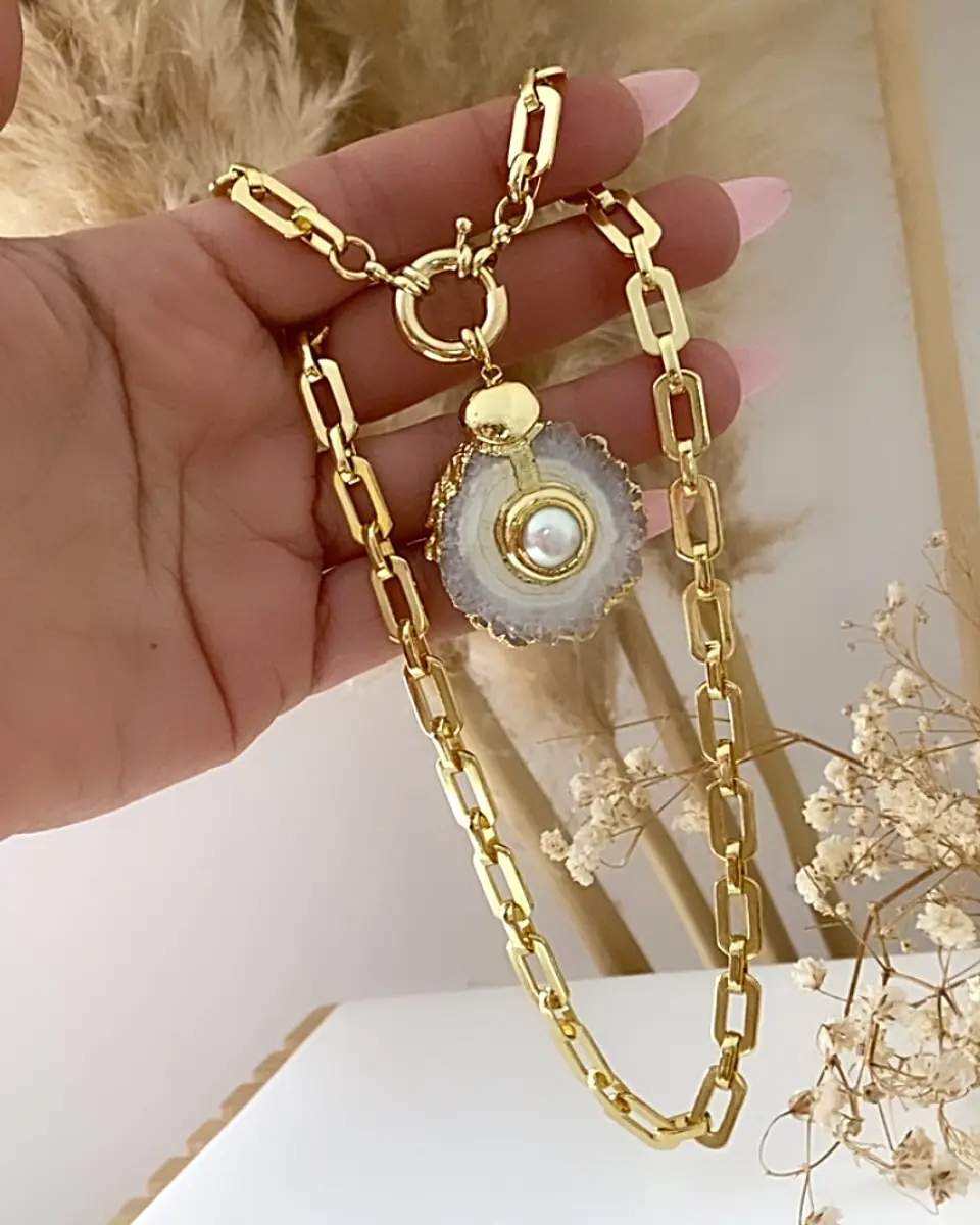 Collar Cuarzo Y Perla Central eslabones aplanados gold  2