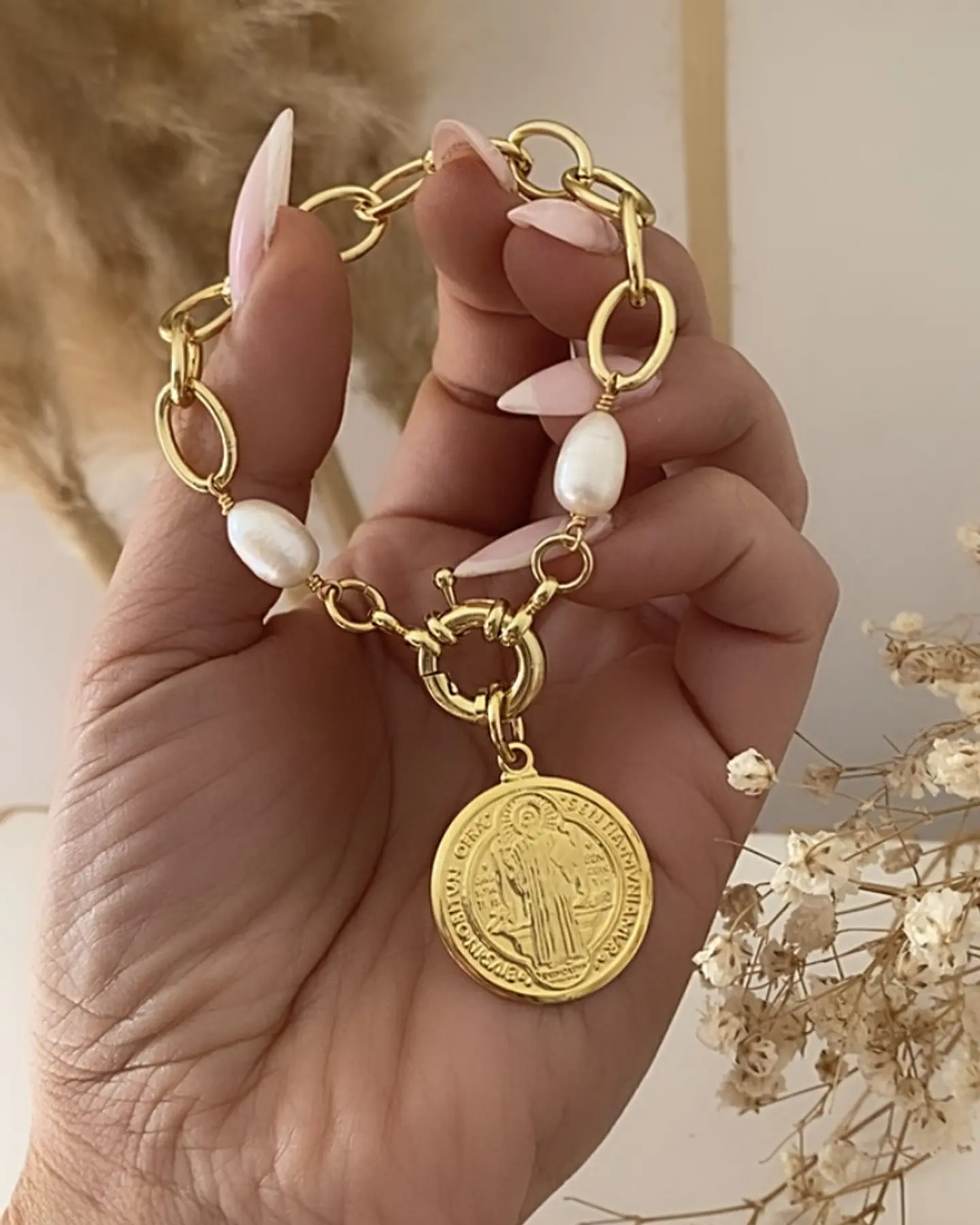 Pulsera Medalla San Benito Perlas Gold 1