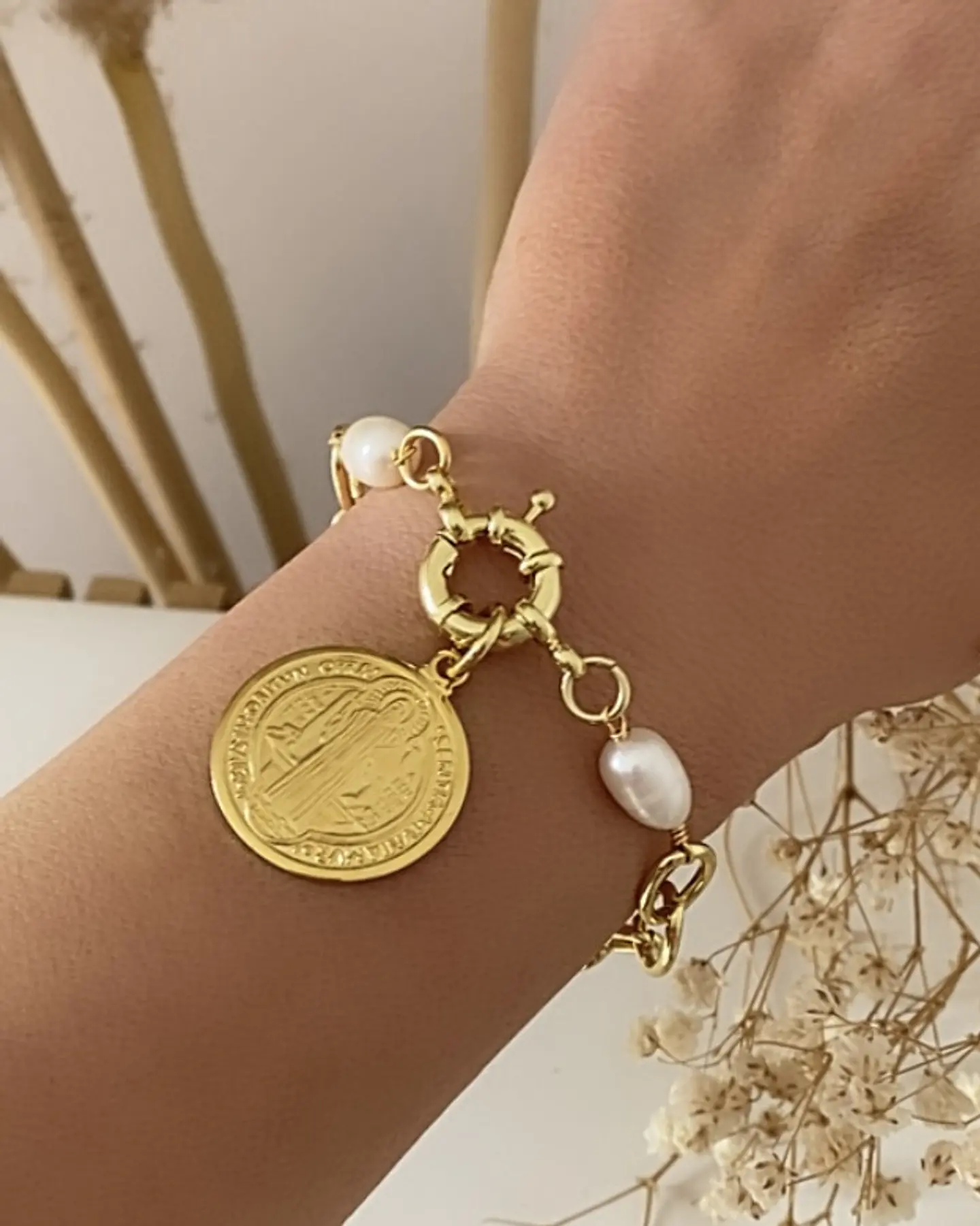 Pulsera Medalla San Benito Perlas Gold 2