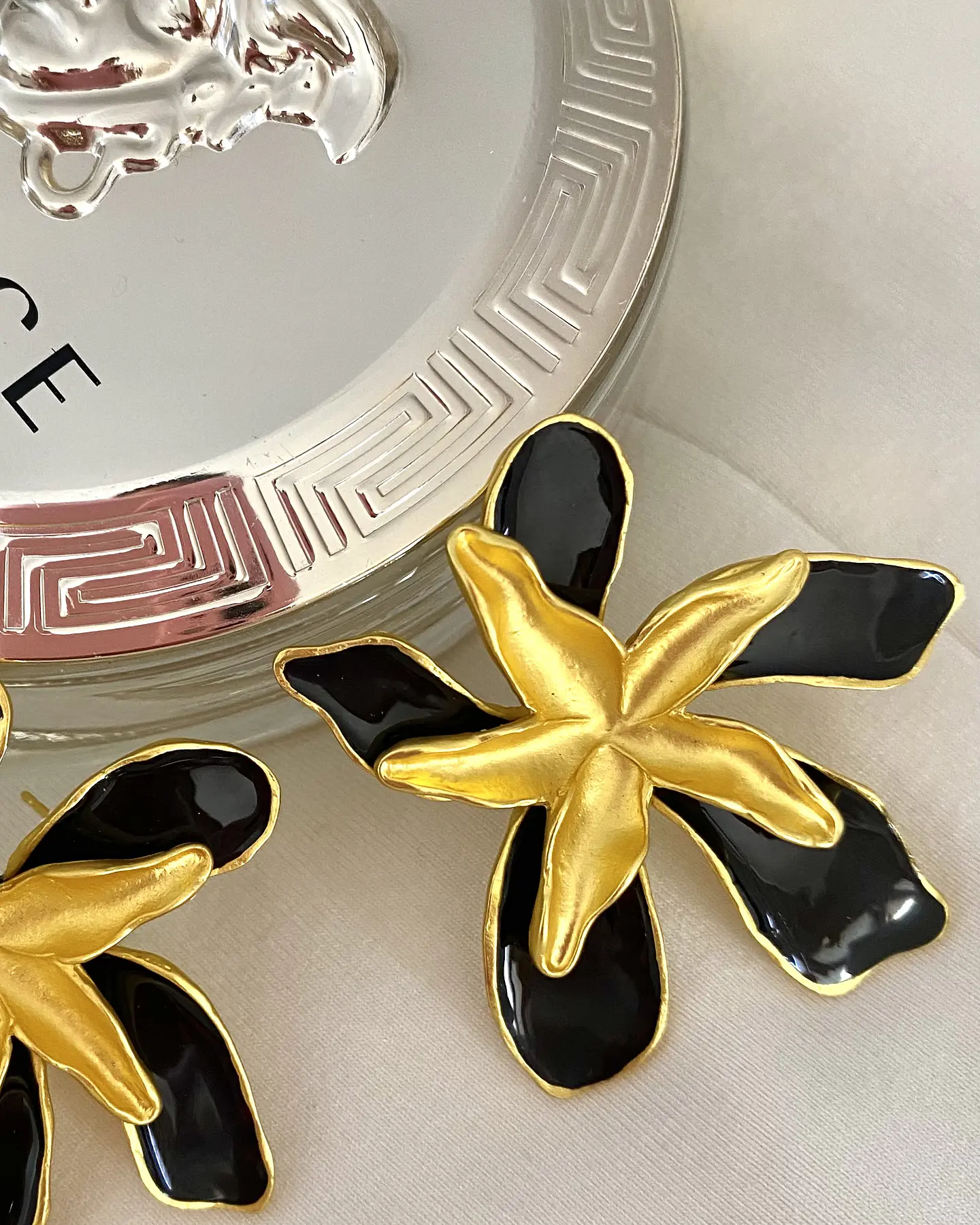 Aros Magnolia Black and Gold 3