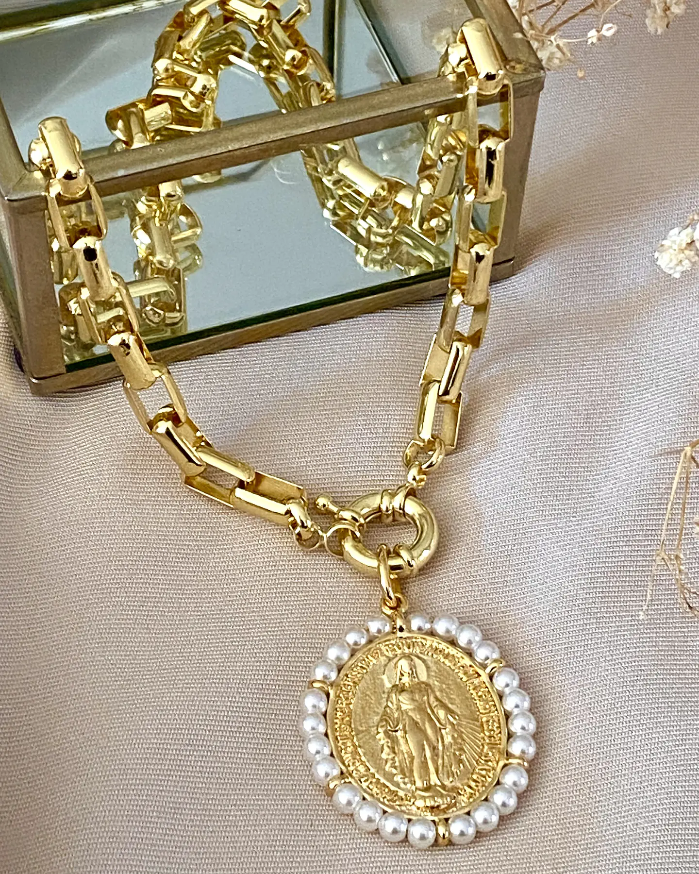 Collar Maxi Virgen Perlas con Eslabones macizos rectangulares 1