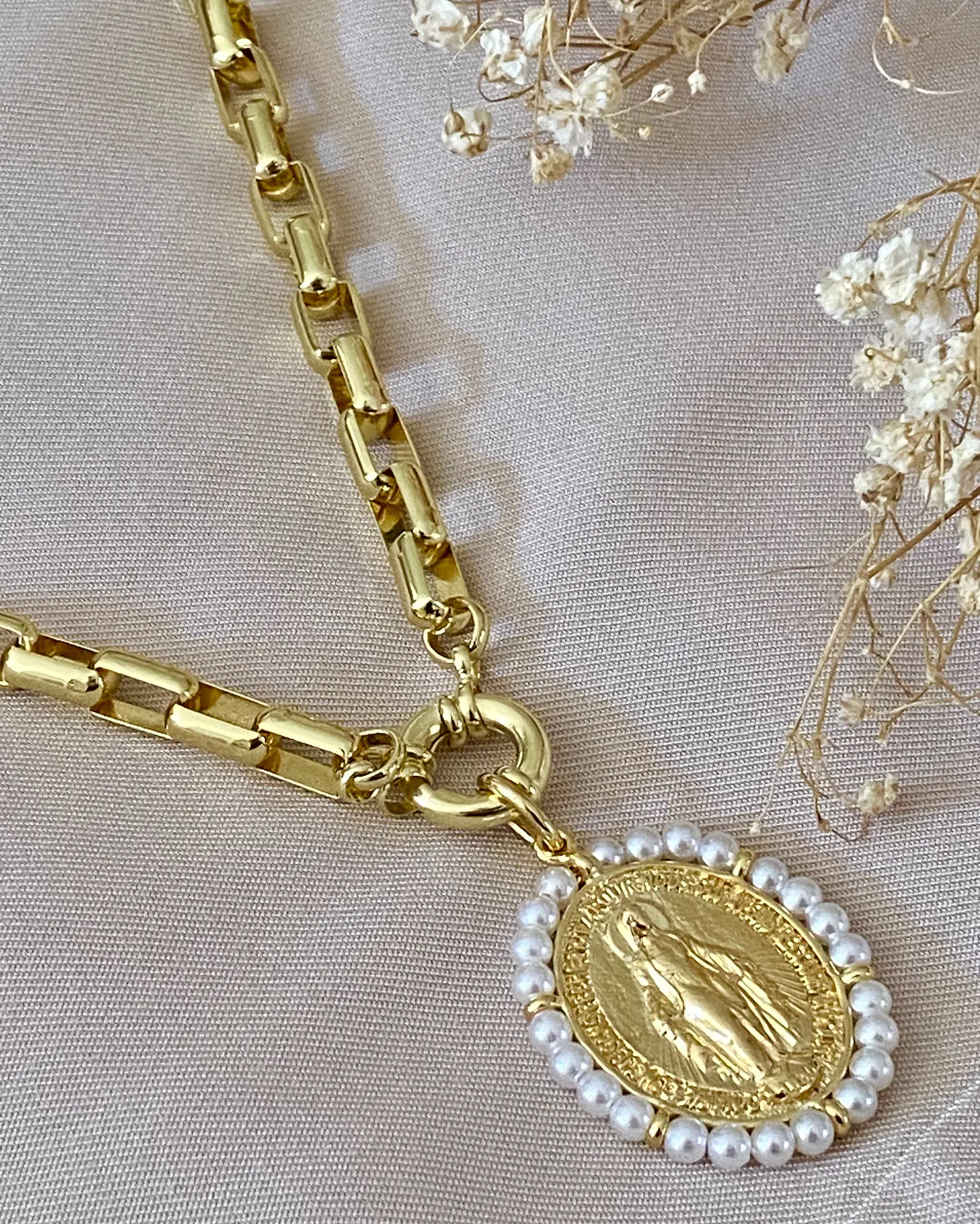 Collar Maxi Virgen Perlas con Eslabones macizos rectangulares 8