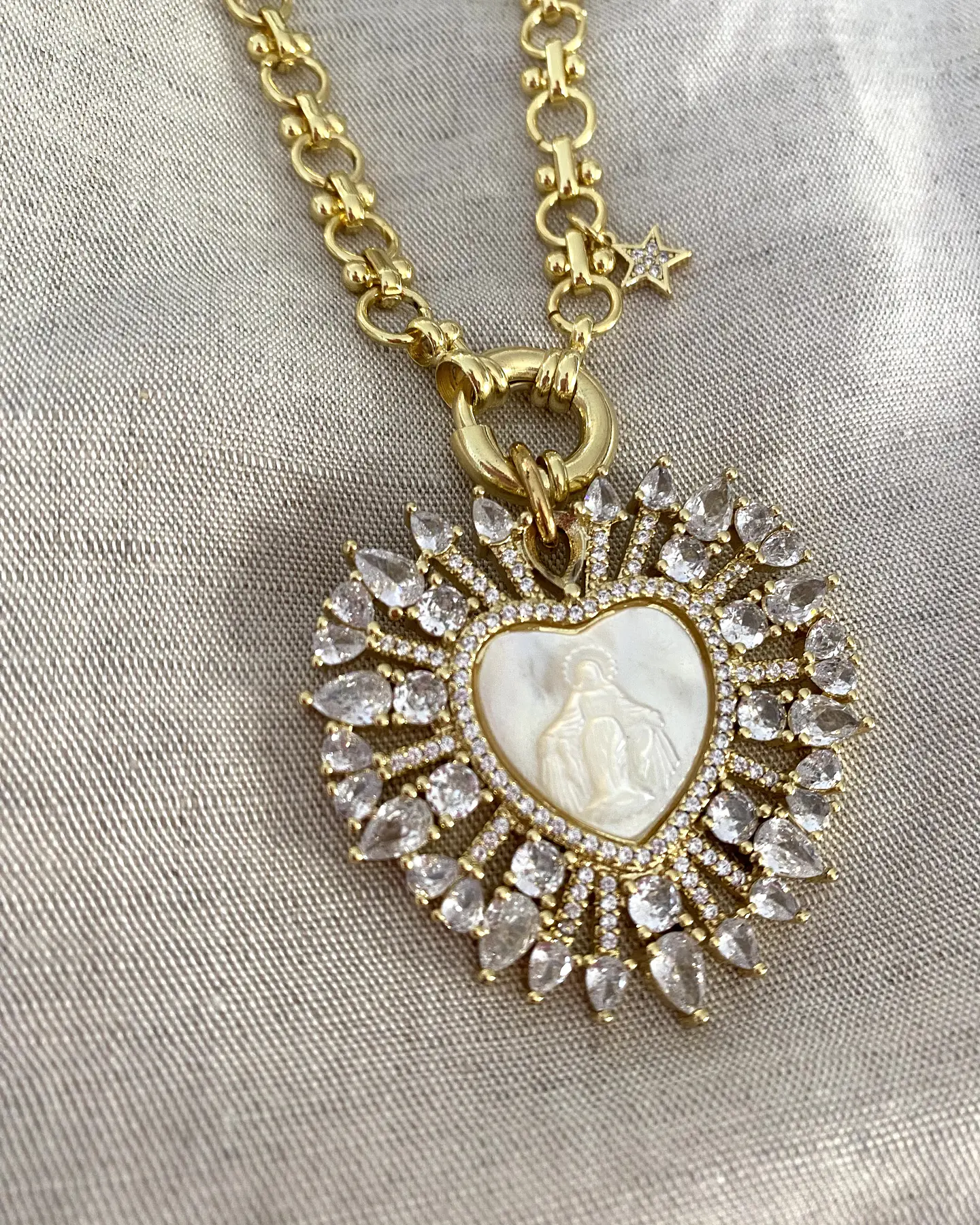 Collar maxi Corazón Virgen Nácar cristales gold  5