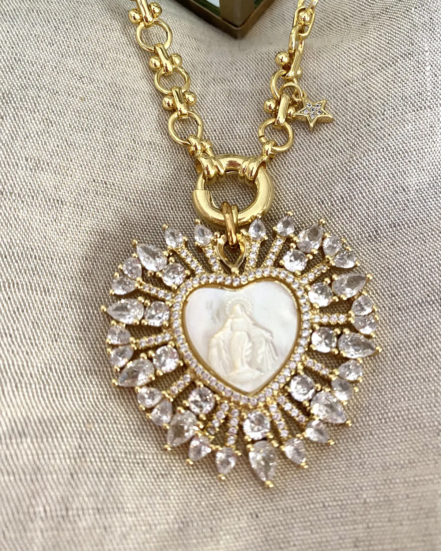 Collar maxi Corazón Virgen Nácar cristales gold  9