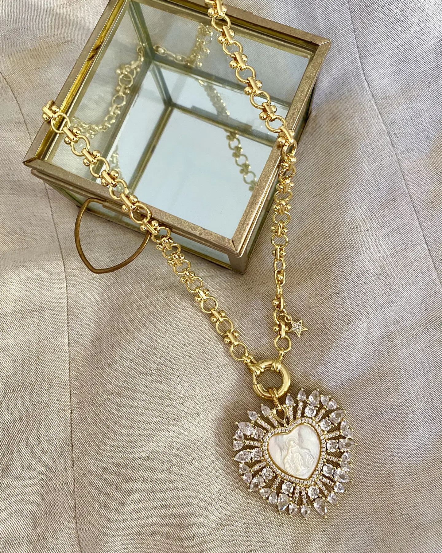 Collar maxi Corazón Virgen Nácar cristales gold  10