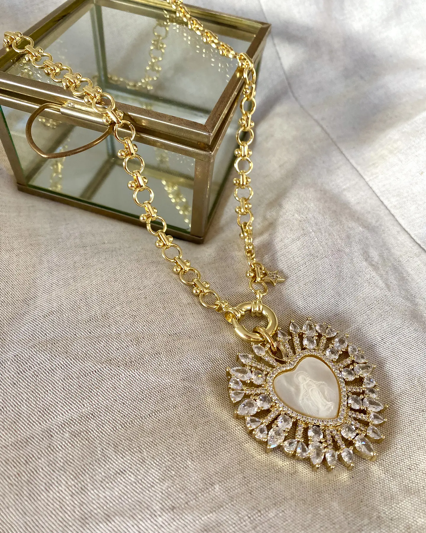Collar maxi Corazón Virgen Nácar cristales gold  12