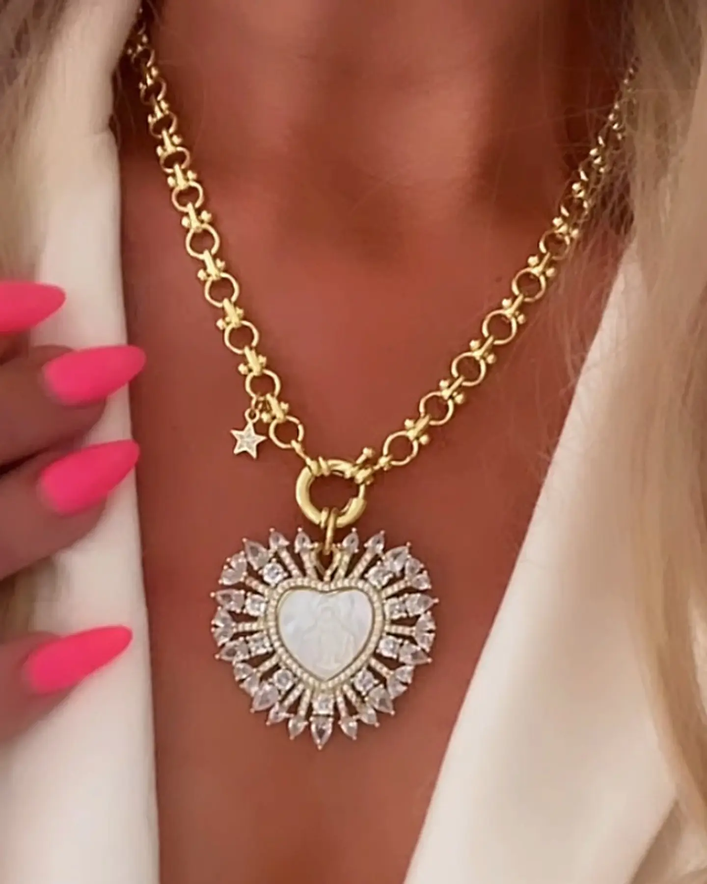 Collar maxi Corazón Virgen Nácar cristales gold  1