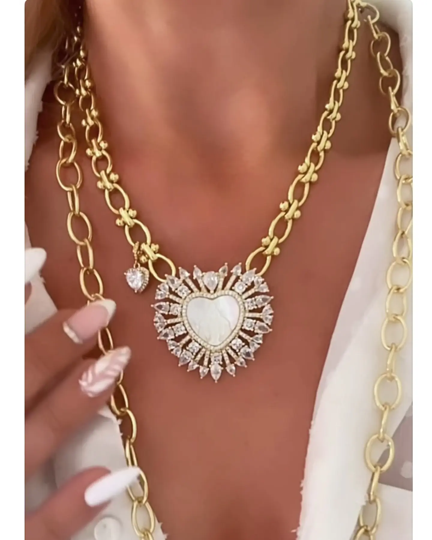 Collar maxi eslabones Corazón Virgen Nácar cristales gold 1