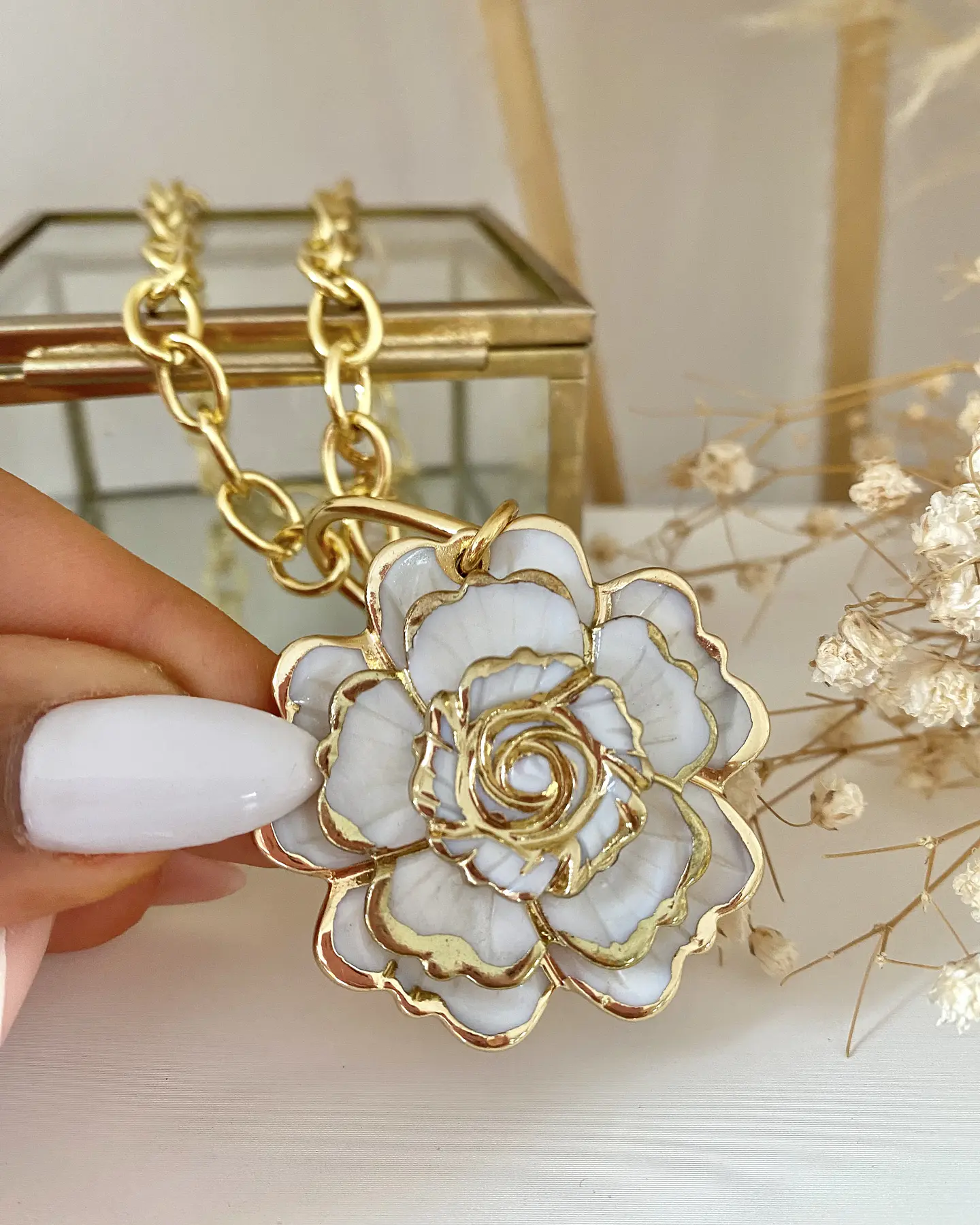 Collar Maxi Camelia Nácar Conector Corazón gold 4